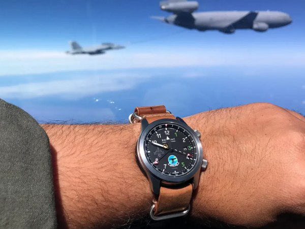 Jam Aviator dengan fitur GMT